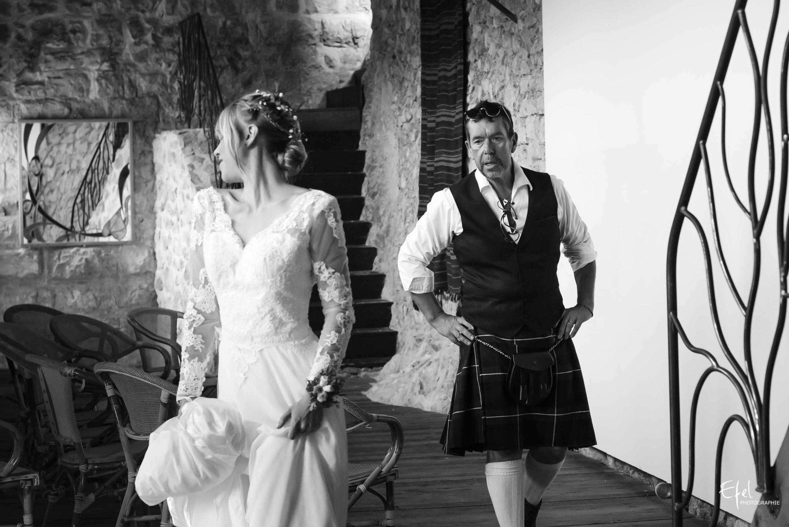 Le père de la mariée découvre sa fille en robe de mariage - mariage original en kilt à entrevaux