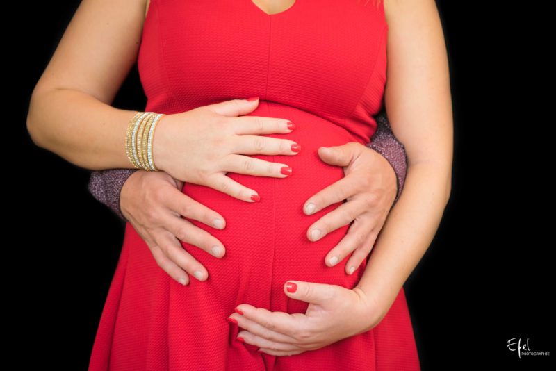 mains sur ventre rond de femme enceinte