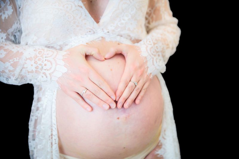ventre rond de femme enceinte seance photo grossesse en studio gap