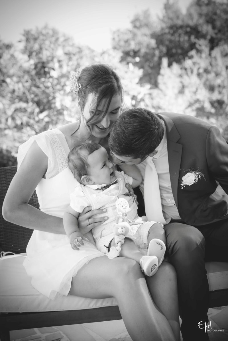 Photographie mariés et leur bébé