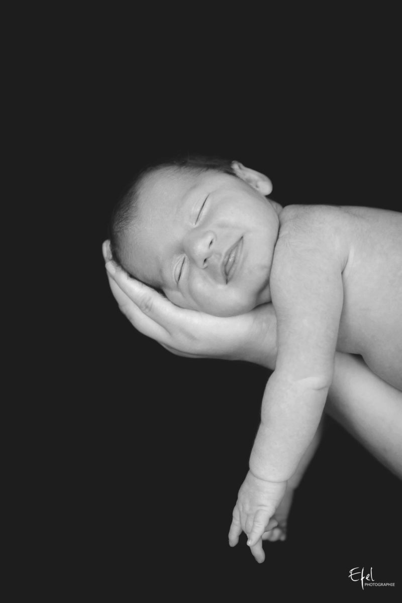 bébé dans une main photographe à gap