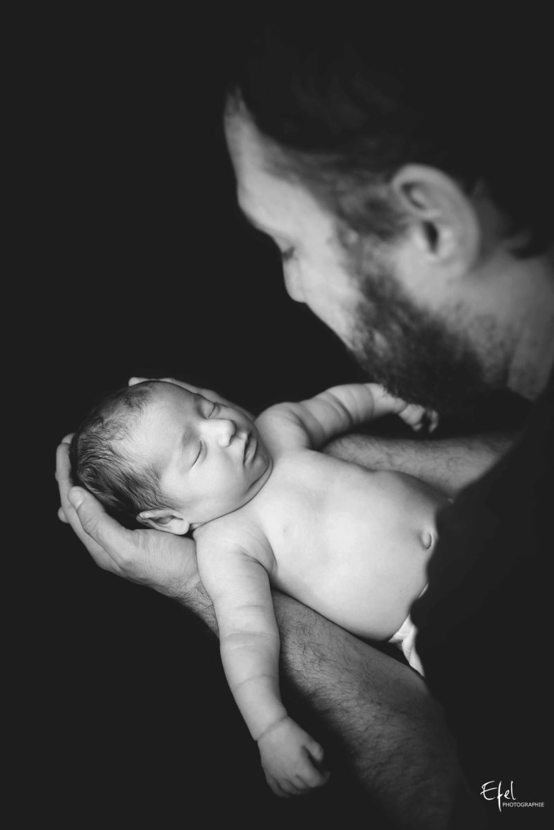 bébé dans les bras de papa photographe gap