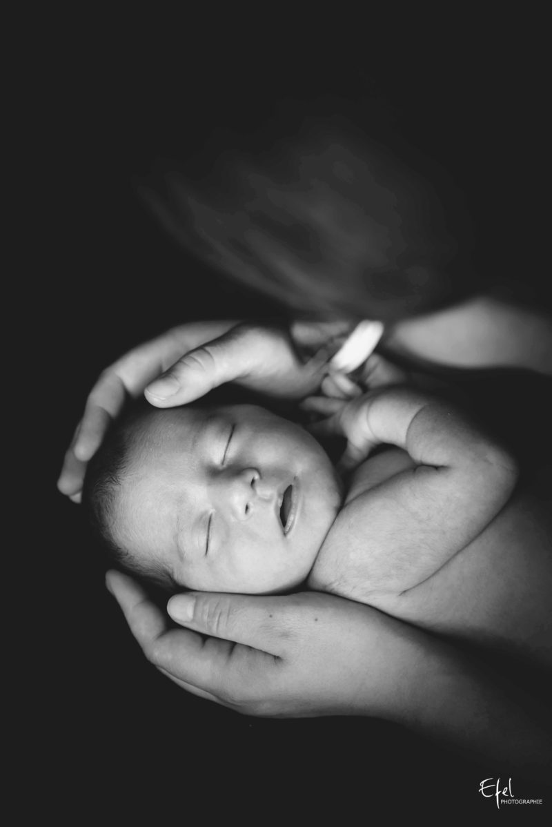 bébé dans les bras de maman