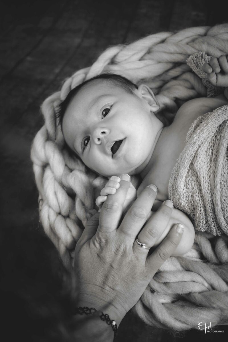 maman donne la main a son bébé photographe hautes alpes