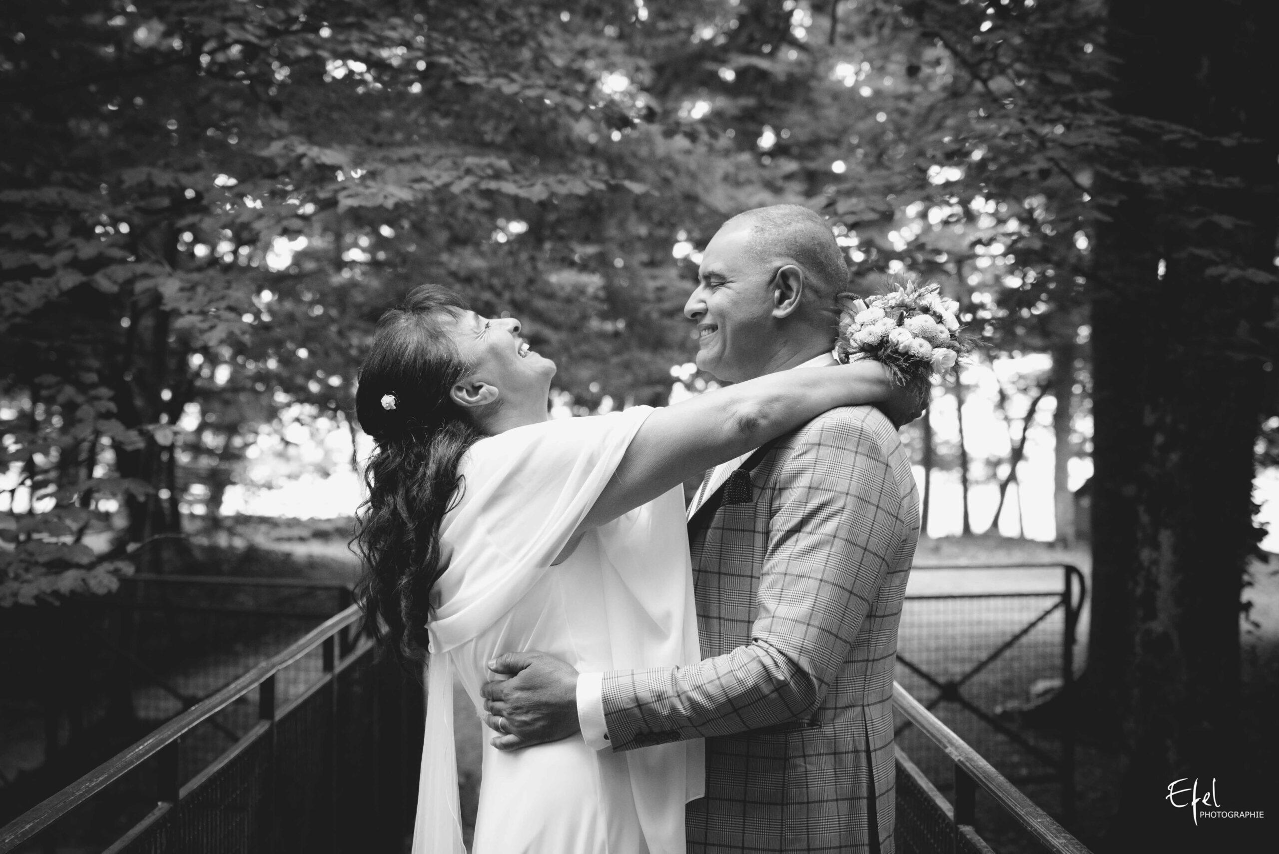 photo noir et blanc mariés heureux photographe gap