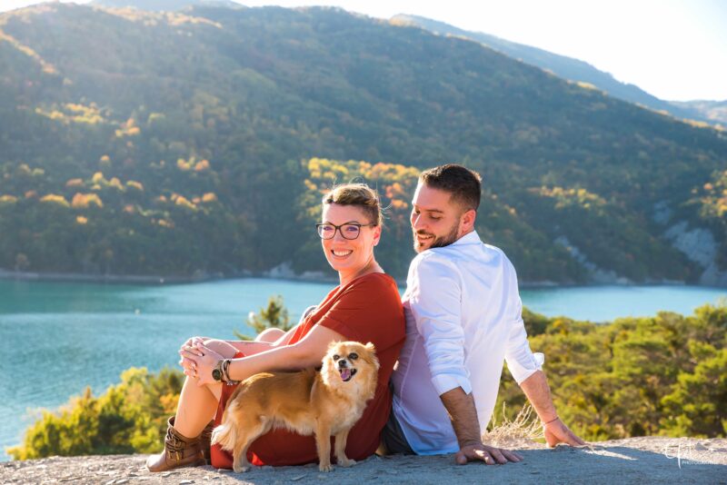 seance couple avec chien lac de serre ponçon photographe tallard