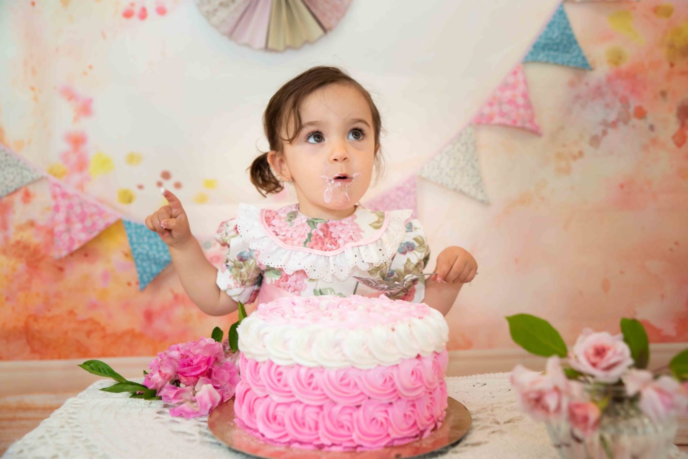 bébé qui goute son gâteau d'anniversaire photographe hautes alpes