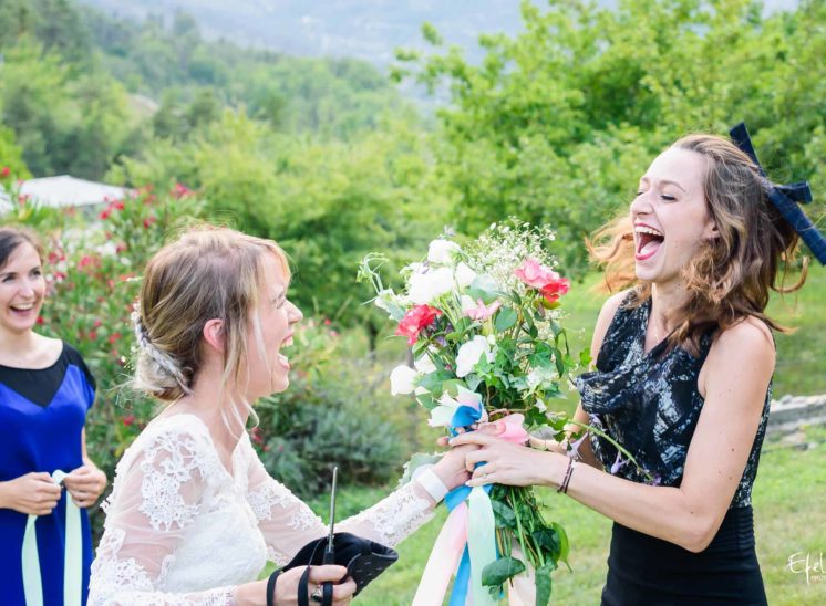 La mariée donne son bouquet - photographe mariage hautes alpes