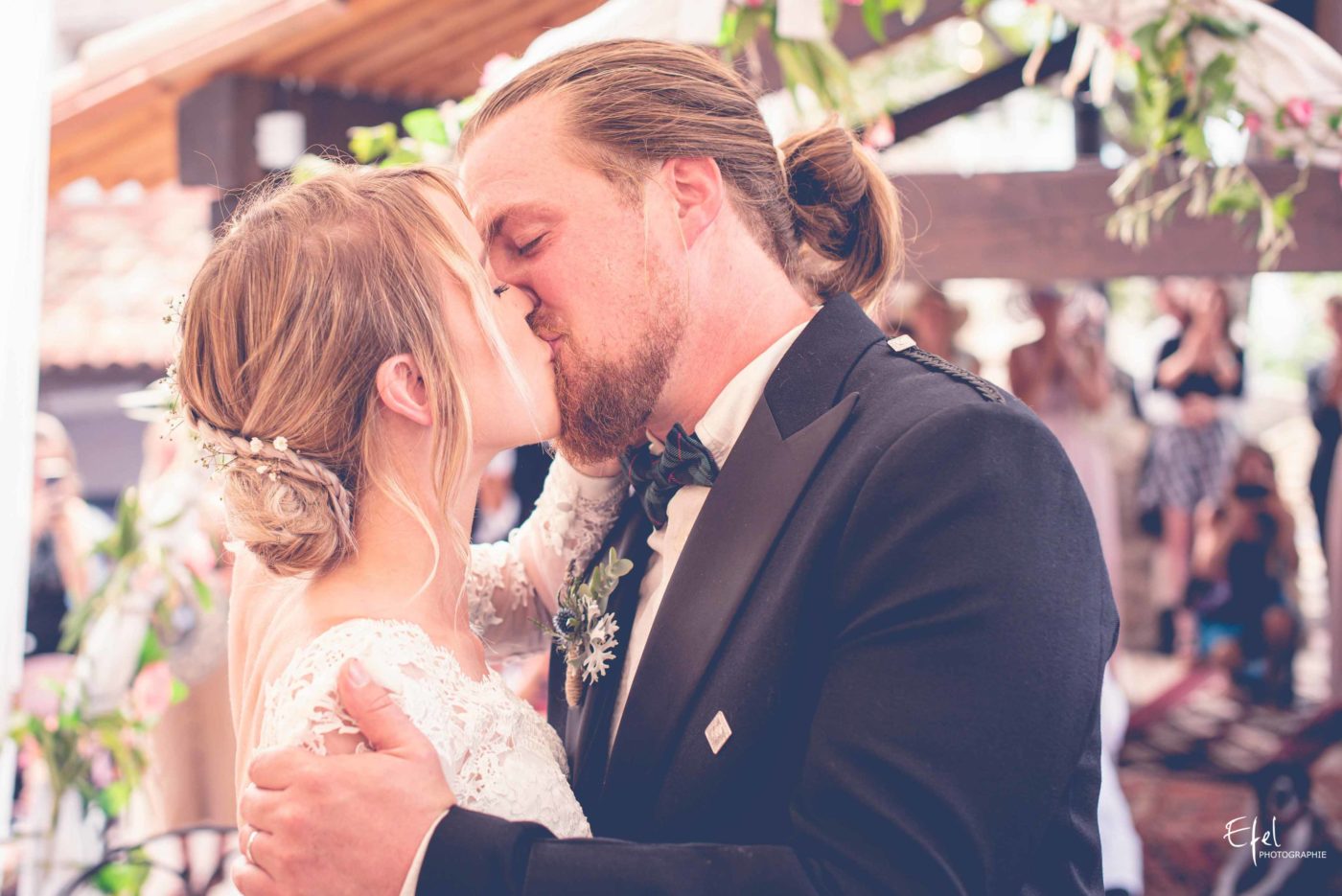 baiser des mariés - photographe mariage hautes alpes