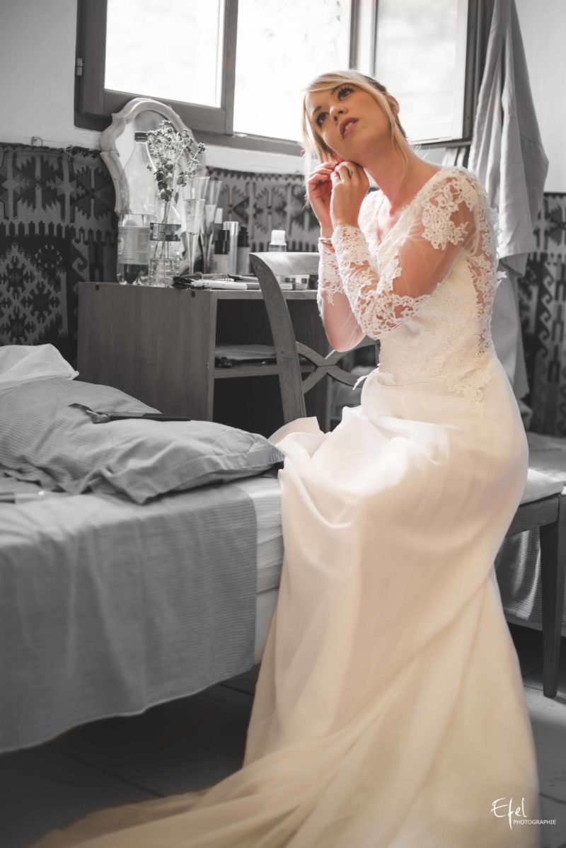 photos préparatifs de la mariée qui met ses bijoux reportage à Gap