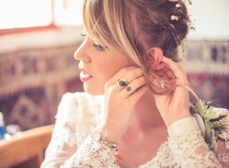 la mariée se prépare et met ses boucles d'oreilles - reportage de mariage à Gap