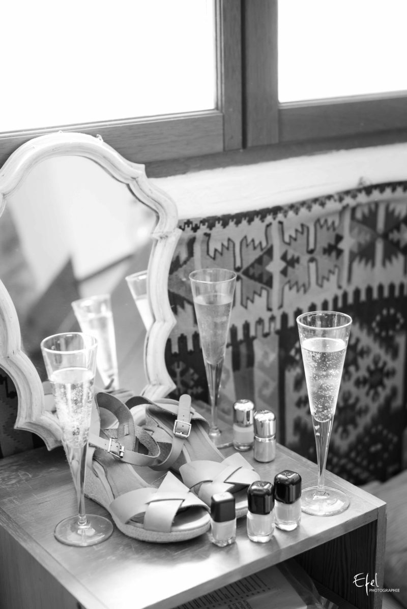 chaussures et champagne pendant les préparatifs de mariage à Gap