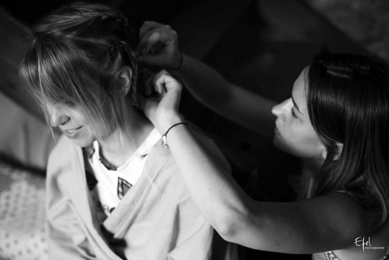 La soeur de la mariée réalise la coiffure de mariage pendant ce reportage en PACA