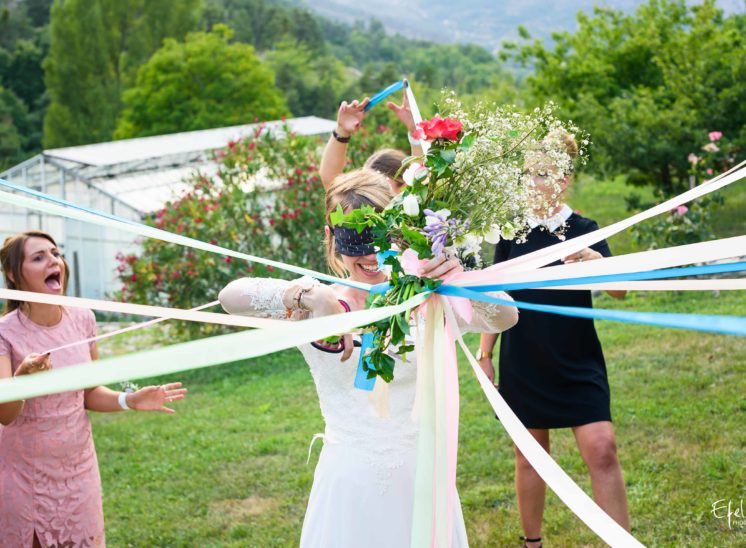 la mariée coupe les rubans au jeu du ruban - photographe mariage gap