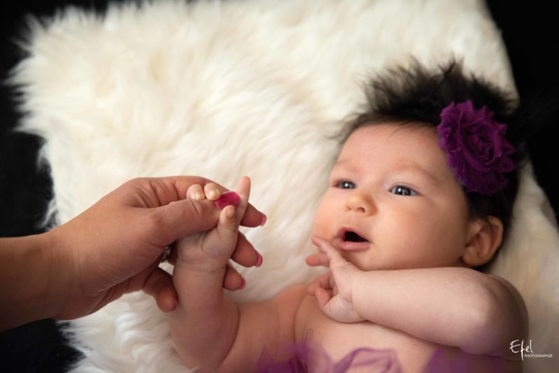 photographe naissance gap - maman tient la main de sa petite