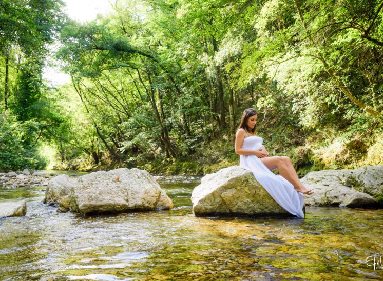 Photographe grossesse embrun shooting femme enceinte en nature près d'une rivière