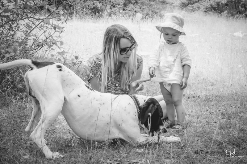 photo famille bébé et chien en nature photographe briançon