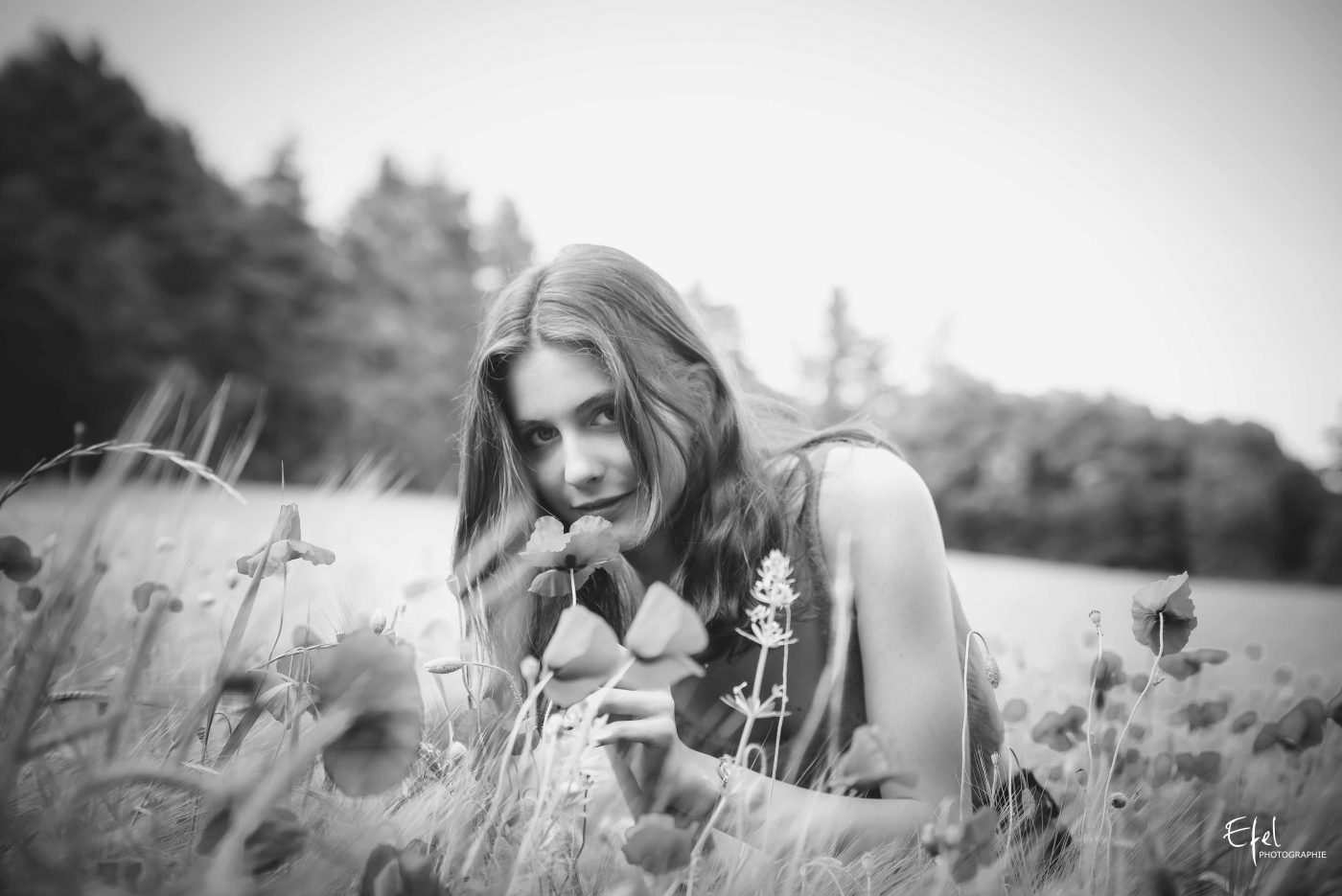photo noir et blanc portrait jeune femme et fleurs photographe 05